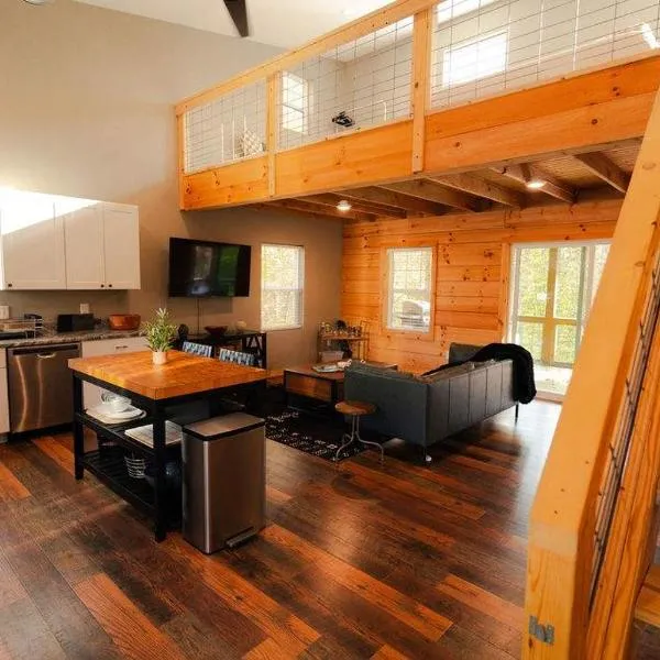 The Treetop A Hocking Hills Villa Treat, khách sạn ở Logan