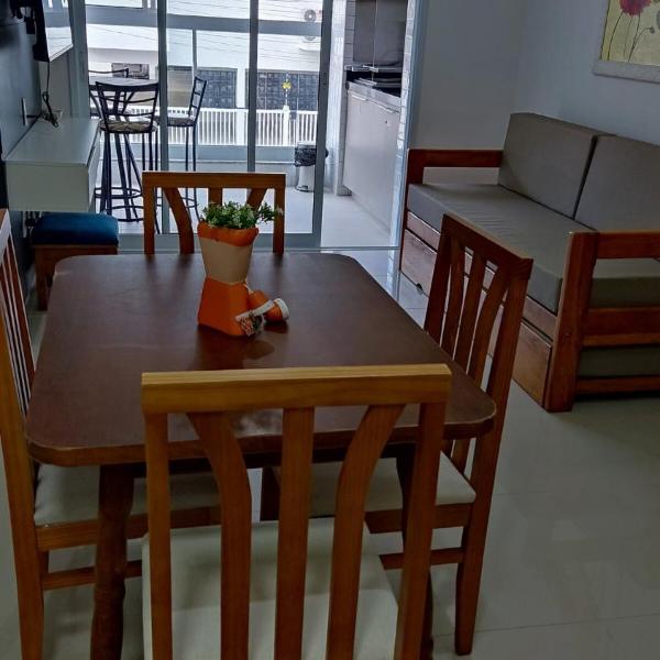 Apartamento na Praia das Toninhas em Ubatuba 350m da praia -2 quartos sendo 1 suite, varanda gourmet com churrasqueira, ar condicionado, cozinha completa, duas garagens