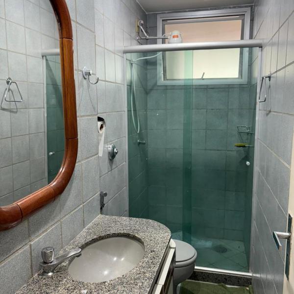 Apartamento a 350 m das praias de Areia Preta e das Castanheiras com três quartos e duas varandas TV Wi-Fi dois elevadores sol da manhã garagem cozinha completa com airfryer micro-ondas sanduicheira e chaleira elétrica próximo a bancos mercados restaurant - Foto 3