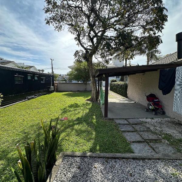 Casa em Jurerê com quintal, churrasqueira e estacionamento – perto da praia