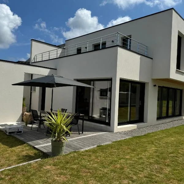 Maison moderne et lumineuse à 5 minutes à pied des plages, hotel a Landunvez