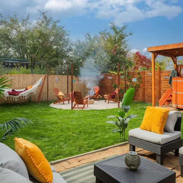 The Hajdu Hide-Away - Cozy, Private House, Hot Tub & Garden, Pet Friendly, Hotel in Hajdúszoboszló