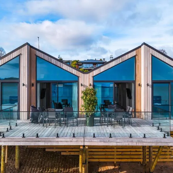 Lakefront Large Deck Area Spa Pool, hotel v destinaci Taupo