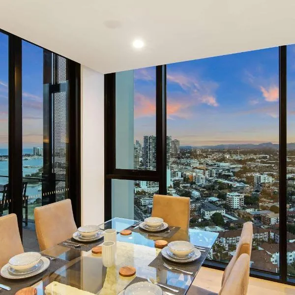 Skyline Showdown - Views, Games & Vibes: Gold Coast şehrinde bir otel