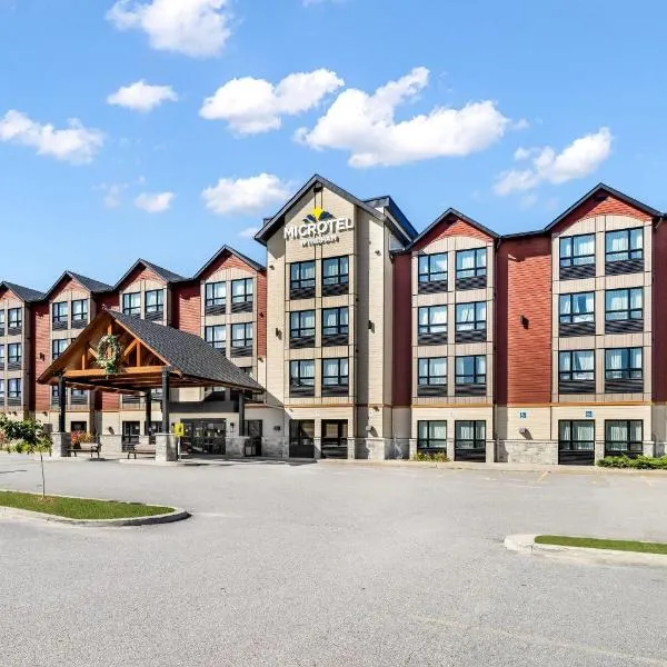 Microtel Inn & Suites by Wyndham Mont Tremblant、モントランブランのホテル