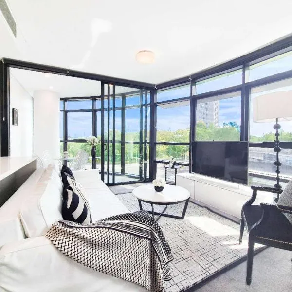 Timeless Black n White Charm 2BR w Kids room, hotel sa Sydney