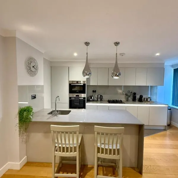 Prime London Stay Chic, Cosy & Sleeps 5, Hotel in Brentford