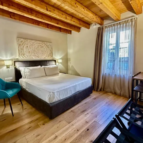 Malvezzi24 Boutique Rooms, Hotel in Desenzano del Garda