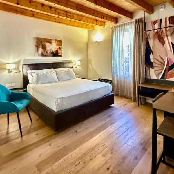 Malvezzi24 Boutique Rooms, hotel in Desenzano del Garda