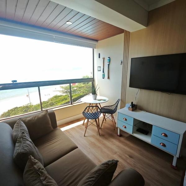 C104 Ap pé na areia com vista de frente para o mar