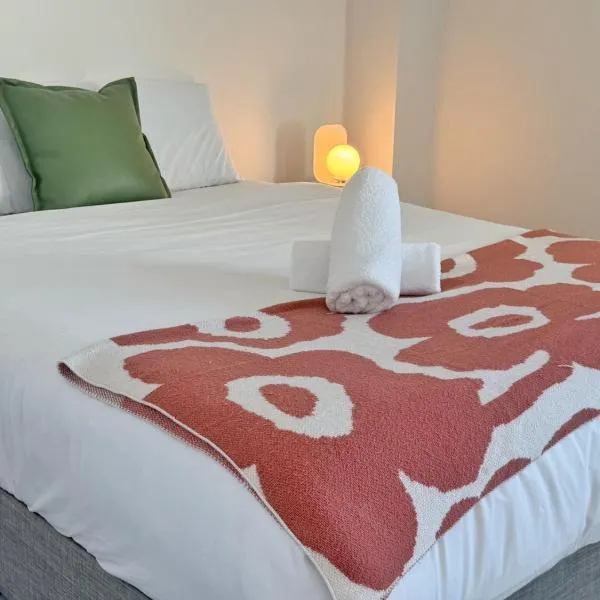 Luxury 2BR Stay near Olympic Park Parramatta FREE Parking, Hotel in Sydney