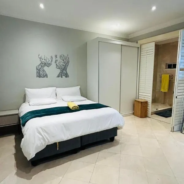 Cape Town Elegant Top Floor Stay with City Lights and Quiet Nights, ξενοδοχείο στο Κέιπ Τάουν