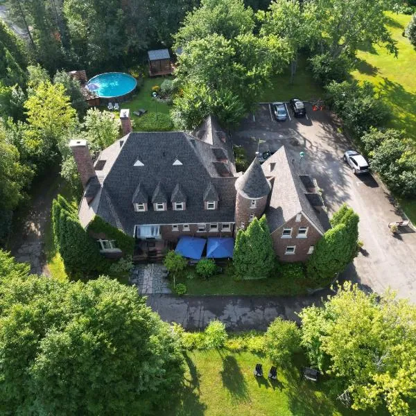 Chateau Murdock Gite, hotel in Saguenay