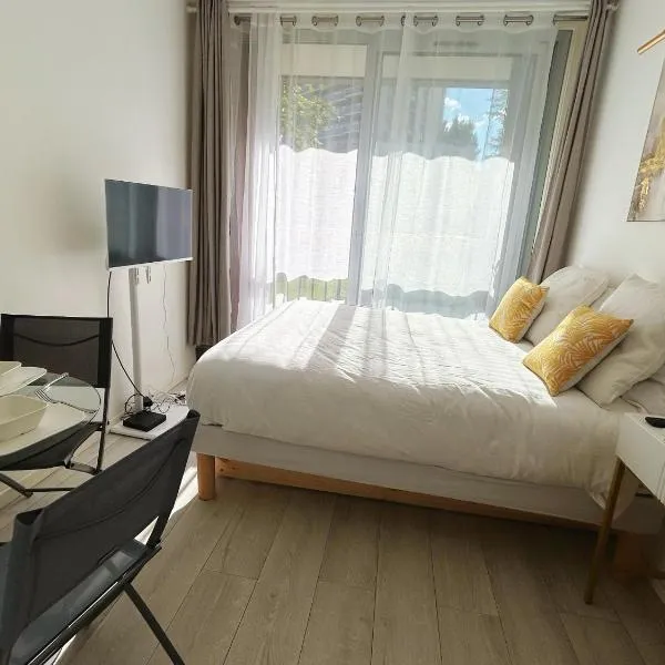 SUNNY Studio 2 steps from metro, hotel em Boulogne-Billancourt
