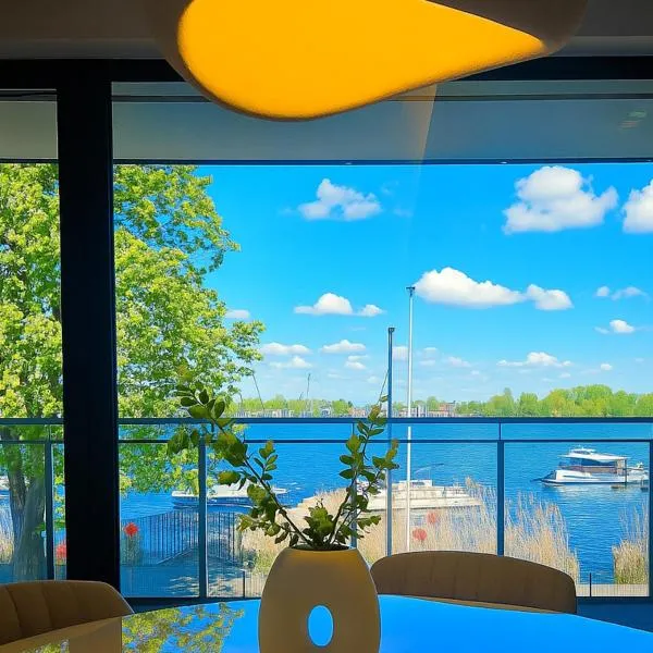 Marina Ostróda IV - super widok na jezioro, 10 m do wody, taras i balkon, winda, klima, garaż, hotel em Ostróda