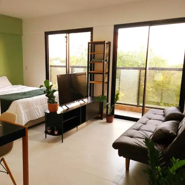 Studio para até 3 pessoas no centro de Belém, com vaga e psicina, hotel in Belém