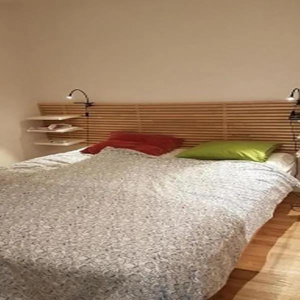 Mysigt Privatrum i lugnt område Tillgång till kök & badrum3min from Stockholm city, hotel in Stora Frösunda