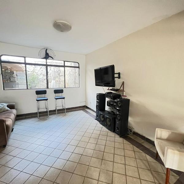 Casa Quintal Setor Bueno! 5 quartos com ar split e internet ultra! 4 vagas de garagem! Bem localizado! Marista Parques Areião e Vaca Brava Hospital Premium Mater Dei Smart e Blue Fit Perdomo Goiânia Shopping! - Foto 3
