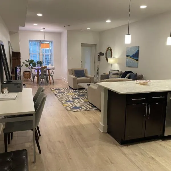 Luxe 2BD2BA Townhouse in Hip Area - Near Metro, Hotel in Washington