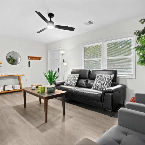 10 Min to Downtown - Desk - Fenced Yard - Wi-Fi、ローリーのホテル