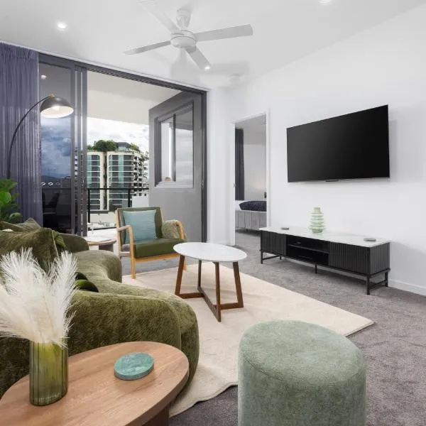 West End 2BR Gem with Rooftop Pool, Balcony & Parking, hotel v Brisbane