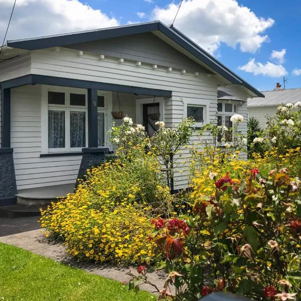 The Brooklands Bungalow - charming garden cottage, hotel i New Plymouth