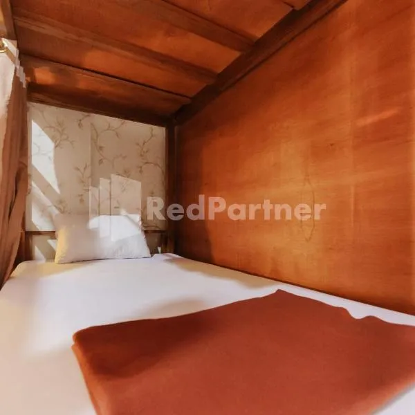 Shooting Star Hostel Kuta RedPartner - mixed dormitory, Hotel in Legian