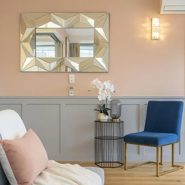 Stylish 2 Bedroom Auckland City Retreat - Air-Con & Balcony: Auckland'da bir otel