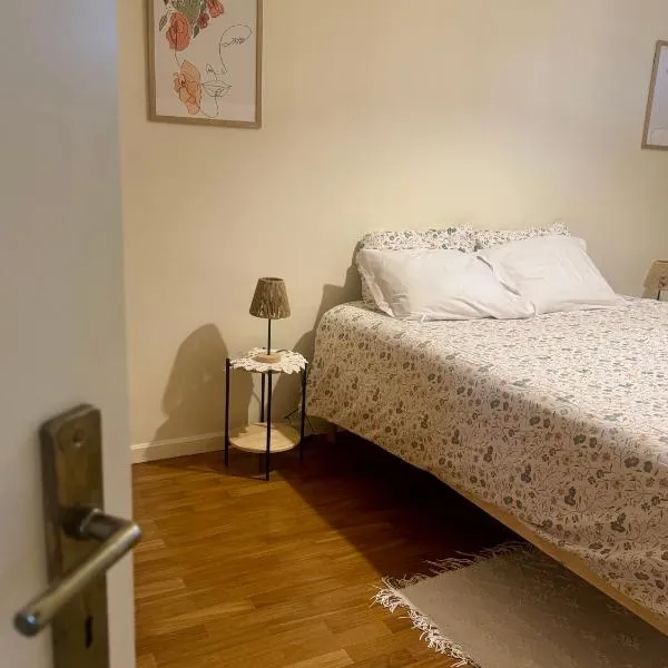 Serene Coastal Retreat with king Beds & Pool in Lavra，位于拉夫拉的酒店