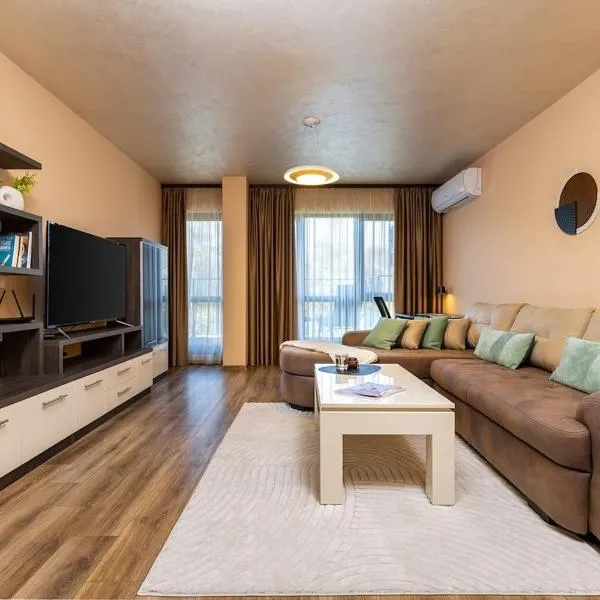 Warm and Spacious 1BR Apt - Brownie, hotell i Plovdiv