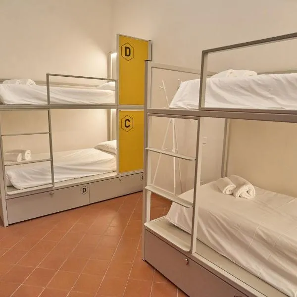 Lucca Hostel & Rooms San Frediano, готель у місті Лукка