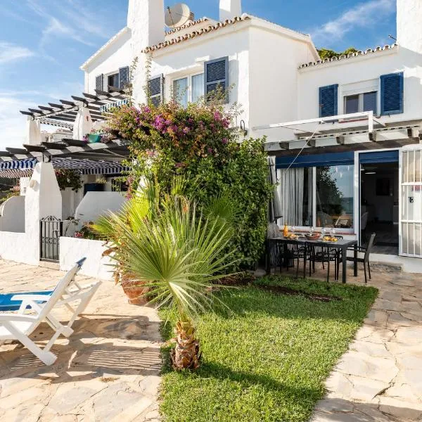 Calahonda Beach - Beachfront 2 Bedroom House Beautifully revovated, hotel in Sitio de Calahonda