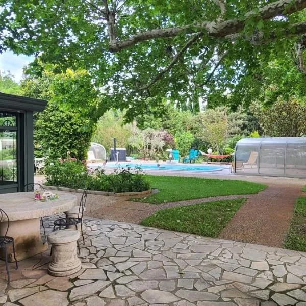 Gîte familial de charme, piscine chauffée en Provence, hôtel au Thor