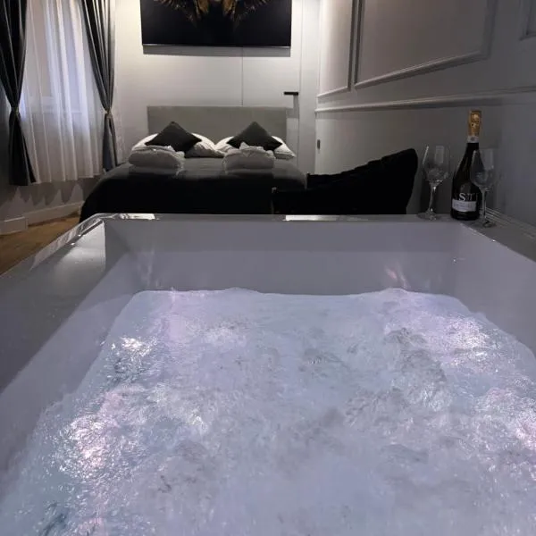 Apartament z Jacuzzi Kraków GREY Miodowa, מלון בקרקוב