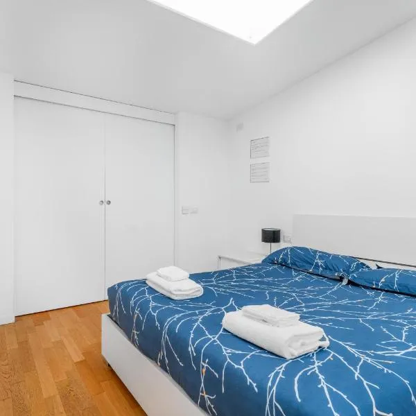 Attico con vasca, posto auto e metro sotto casa, hotel i Milano