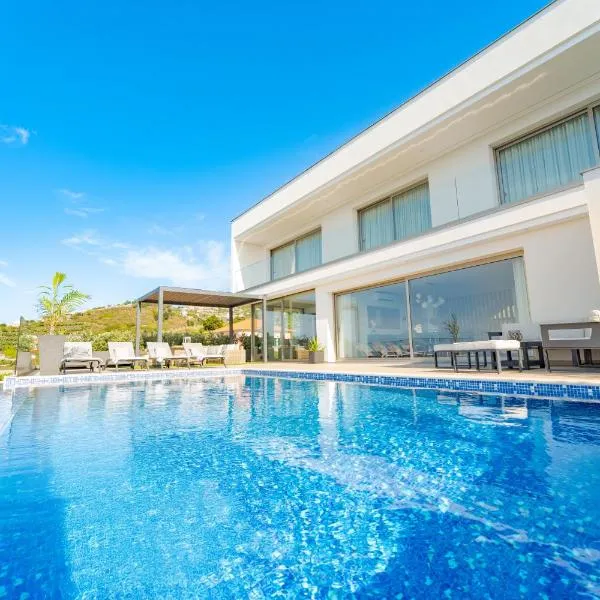 Lê Maison Deluxe Madeira - Where Peace is breathed and Luxury is felt!, hotel in Ribeira Brava