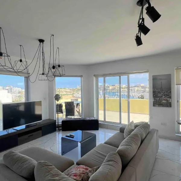 Renata's Three bedrooms Penthouse with Sea view, Hotel in Gżira