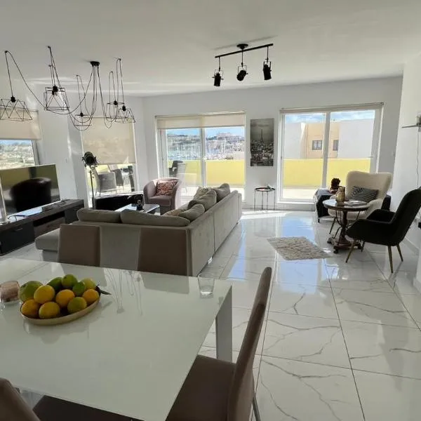 Renata's Three bedrooms Penthouse with Sea view โรงแรมในอิล กซีรา