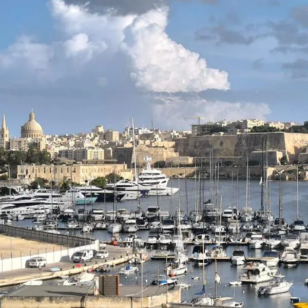 Renata's Three bedrooms Penthouse with Sea view, Hotel in Gżira