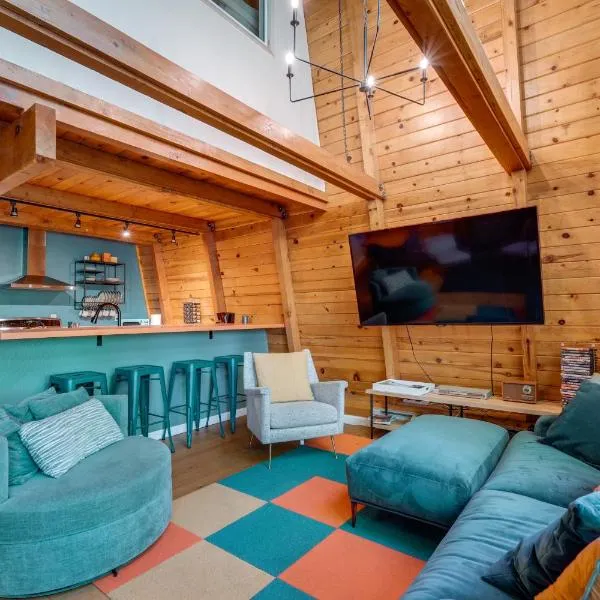 Charming Pinecrest Cabin with Private Deck, hotel em Strawberry