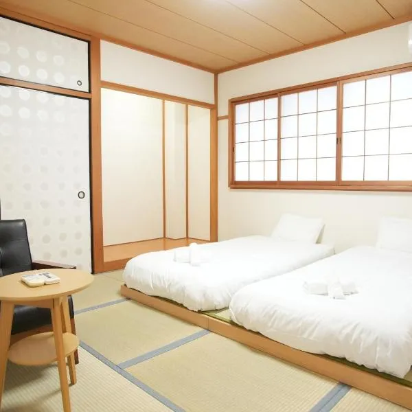 Guest house ENJOY, hotel em Osaka