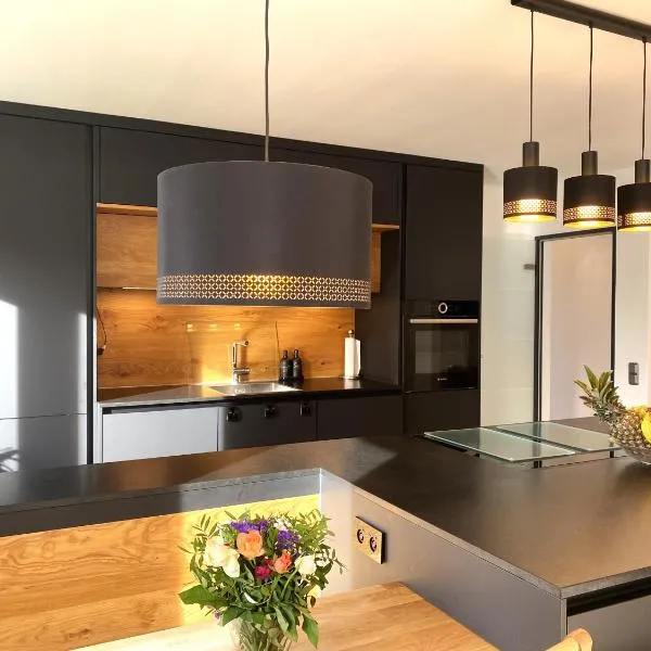 Modernes & zentral gelegenes Ferienhaus mit Garten und Parkplatz, Hotel in Memmingen