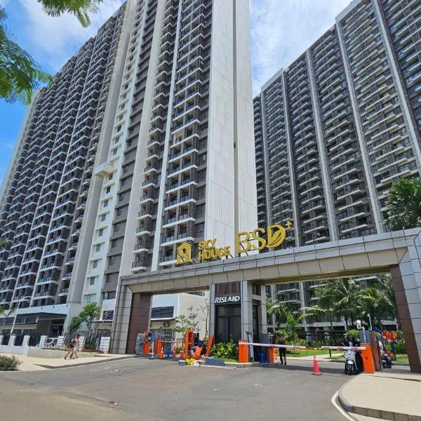 Apartement Sky House BSD TL19D By LiviRooms, hotel in Cilandak