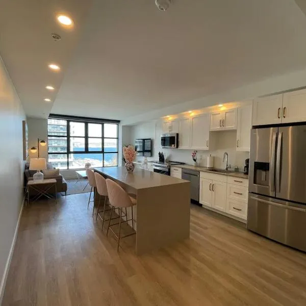 Waterfront large 1 BR with 6 appliances & gym, hotell i Halifax