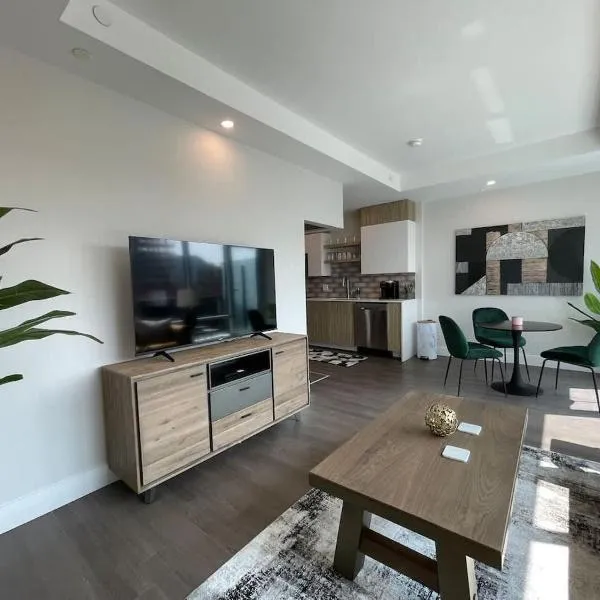 Bright 1 BR with patio and 6 app, hotel in Halifax