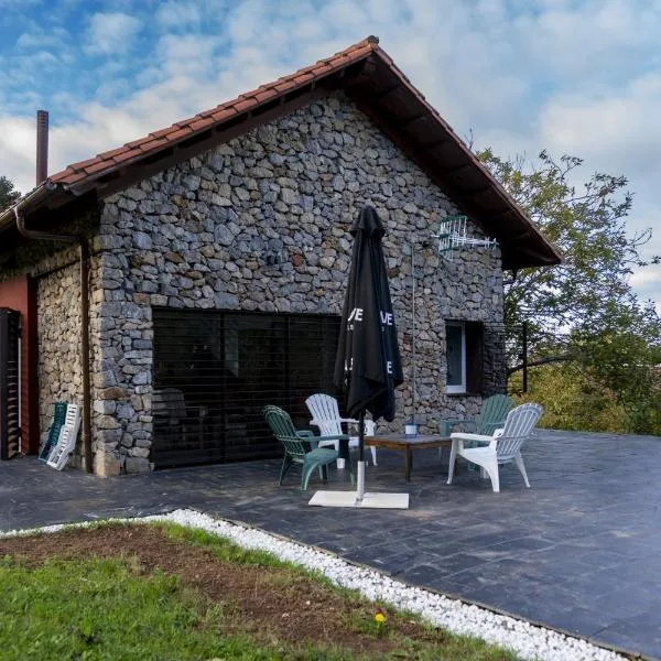 Chalet en Duyos, mar y montaña, hotelli kohteessa Caravia