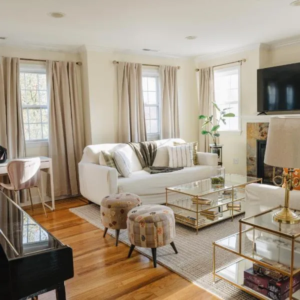 Urban Downtown Stamford Home 45 min to NYC with Garage And Yard, hotel in Stamford