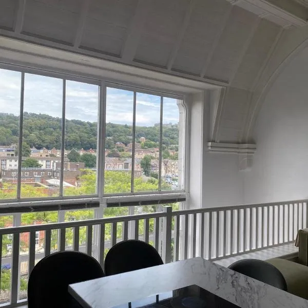 Historic Dover Stay with Stunning Castle View, hotelli kohteessa Dover