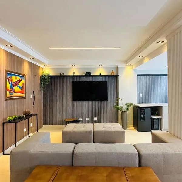 Apartamento Guarujá, com sacada vista mar! Pé na areia, Lindo!, hotel no Guarujá