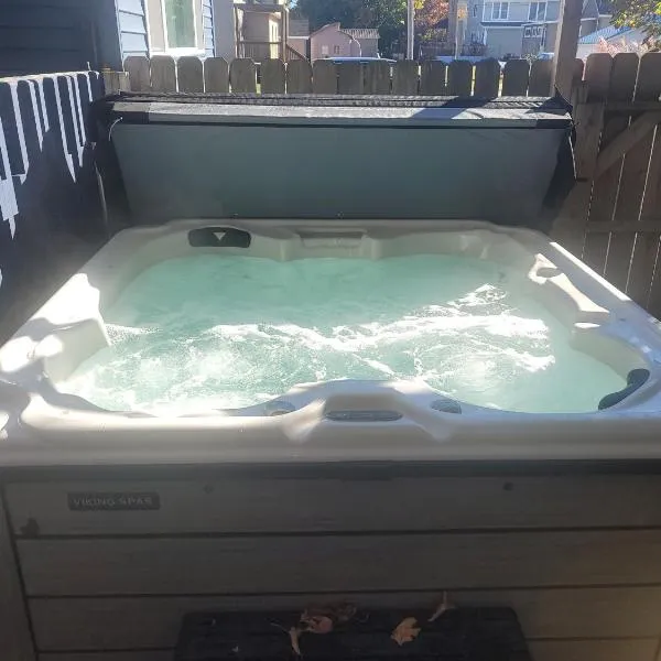 Restoration - Hot Tub, Ac, And Great Location!, hotel in Frankfort